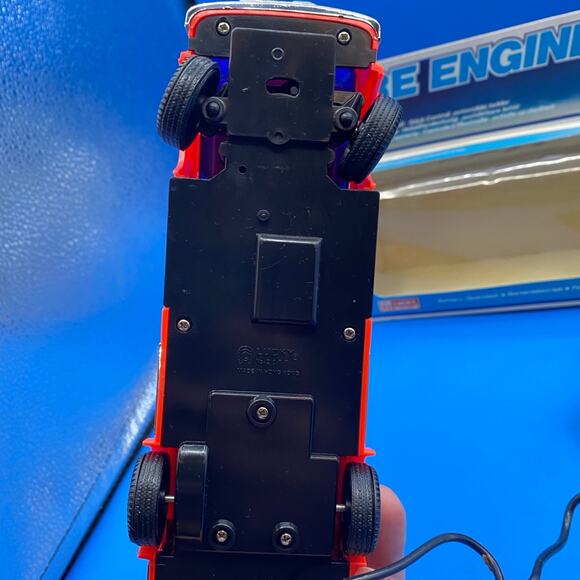 LUCKY TOYS - HONG KONG - VINTAGE PLASTIC -BATTERY OPERATED FIRE TRUCK NO.2077 - Picture 6 of 12